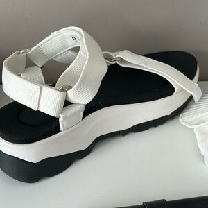 Teva women’s jadito platform white black size 8, NEW